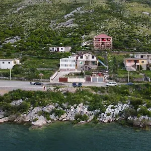  Gasthof Lakefront House